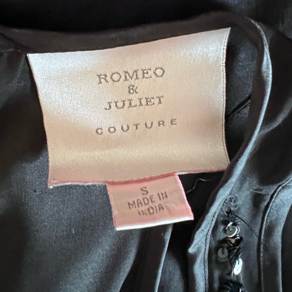 Black flowy chiffon top with sparkle detail and zipper back. Fits like a medium - Picture 3 of 3